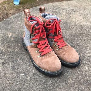 TOMS HIKING BOOTS